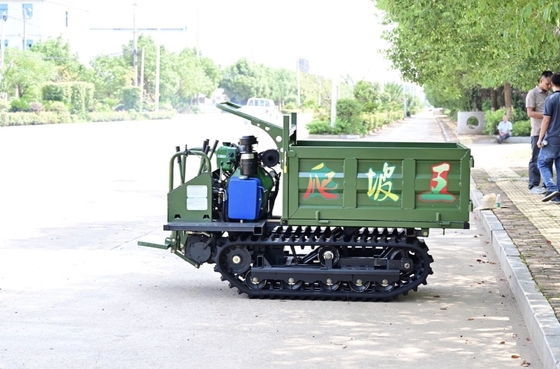 Transporte de contenedores de agua para el sitio de construcción