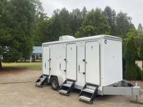 Trailers de baño de ducha portátiles de 3 estaciones móviles al aire libre