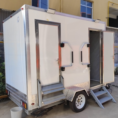Remolque de baño móvil personalizable para eventos al aire libre y sitios de construcción y conveniente