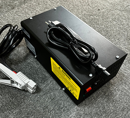 Cargador de batería de alta frecuencia de 24V 30A de la serie ESCH Cargador de batería de montacargas de alta frecuencia de 240v 1FASE