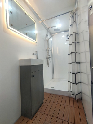 Fabricante de remolques móviles de inodoros de lujo Restos portátiles de 2 inodoros Remolque personalizado de inodoros