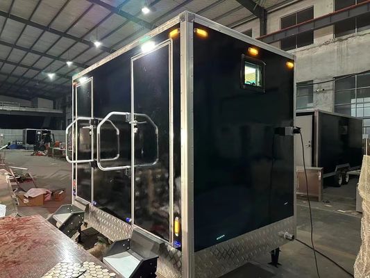Remolque móvil de baño al aire libre personalizado con 2 baños para acampar