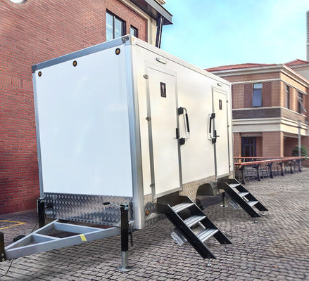Remolque móvil de baño al aire libre personalizado con 2 baños para acampar