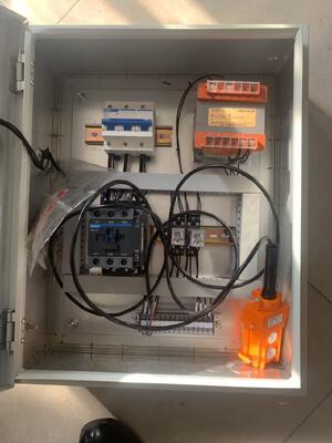 Máquina de montaje y desmontaje de neumáticos hecha a medida 500 toneladas Presión de neumáticos sólidos Presión de neumáticos sólidos 11KW 480V con transformadores, interruptores y contactores CHINT